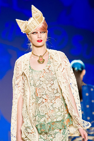 010-Anna-Sui-Spring-2013-Vail-Fucci-0101383
