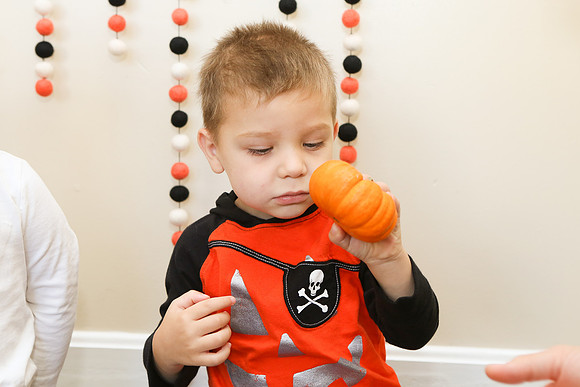 067-halloween-walnut-park-toddler-5878-2