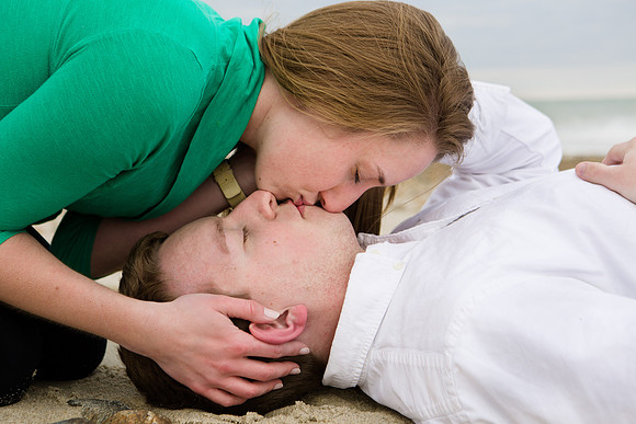 069duxbury-beach-engagement-Fuccis-Photos
