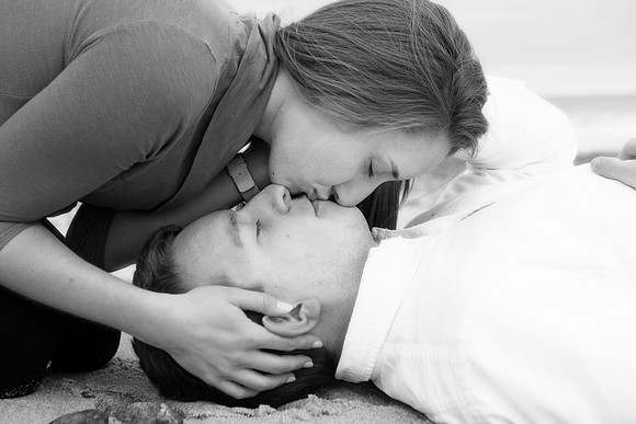074duxbury-beach-engagement-Fuccis-Photos
