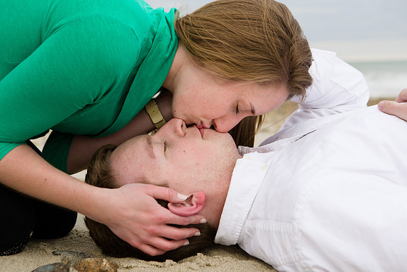 075duxbury-beach-engagement-Fuccis-Photos