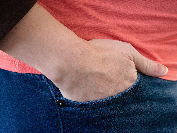 hand-in-thumb-out-001-8248